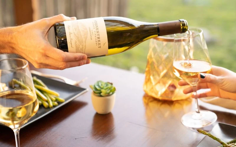Top rượu vang trắng ngon nhất từ các giống nho nổi tiếng