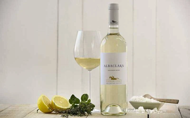 Top rượu vang trắng ngon nhất từ các giống nho nổi tiếng