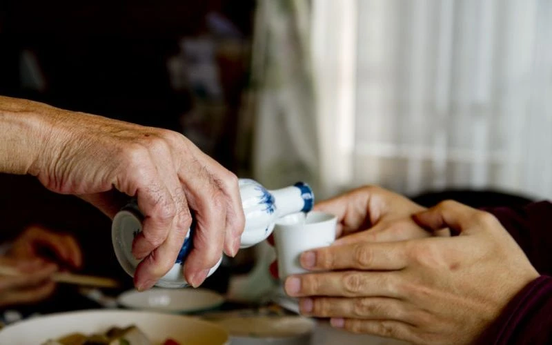 Các quy tắc và nghi thức khi uống rượu sake Nhật Bản