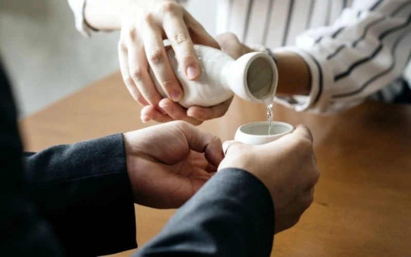 Các quy tắc và nghi thức khi uống rượu sake Nhật Bản