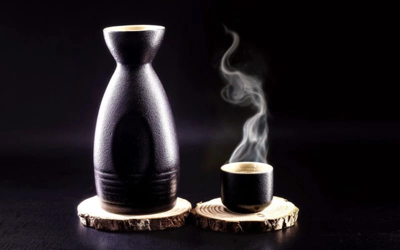 Cách uống rượu sake chuẩn nhất theo văn hóa Nhật Bản