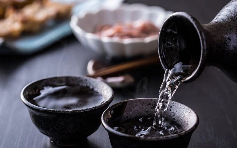 Cách thưởng thức và phục vụ rượu Sake