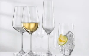 ly uống rượu vang trắng