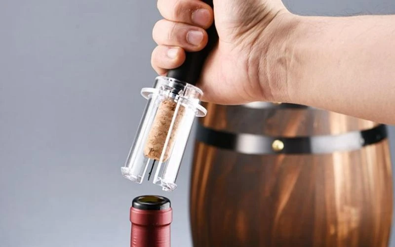 Cách mở rượu vang bằng dụng cụ chuyên dụng