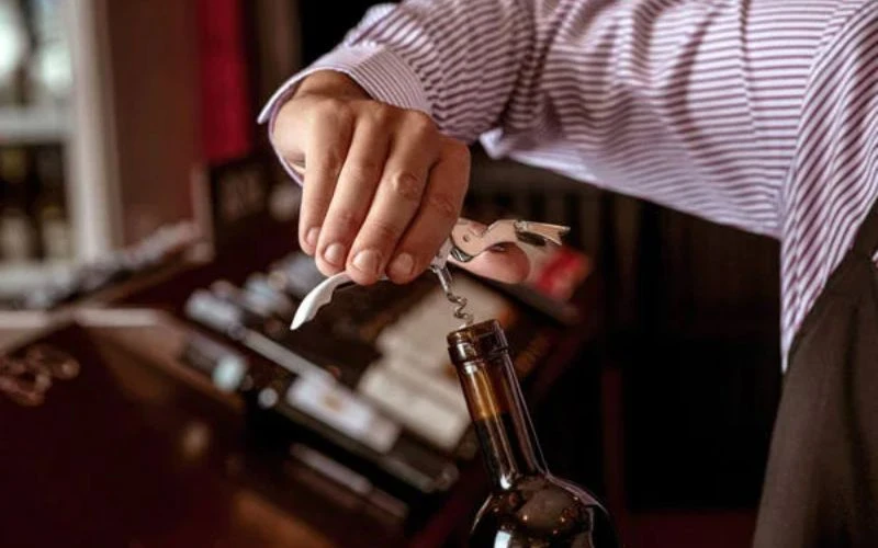 Các bước khui rượu vang chuẩn sommelier