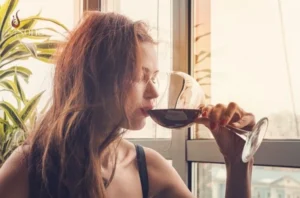 Cùng chuyên gia giải đáp chi tiết: Uống rượu vang lúc nào tốt nhất?