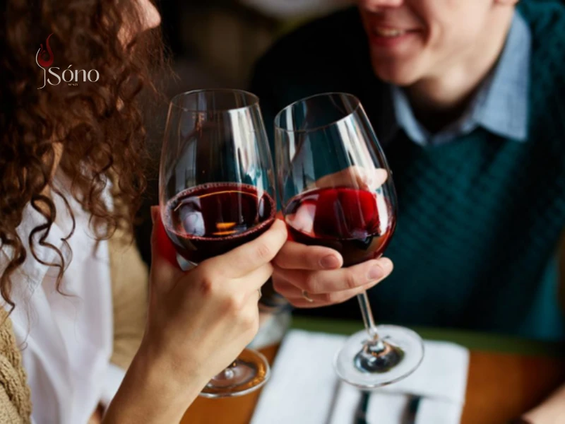 Uống rượu vang vào thời điểm trước bữa ăn để giúp kích thích vị giác