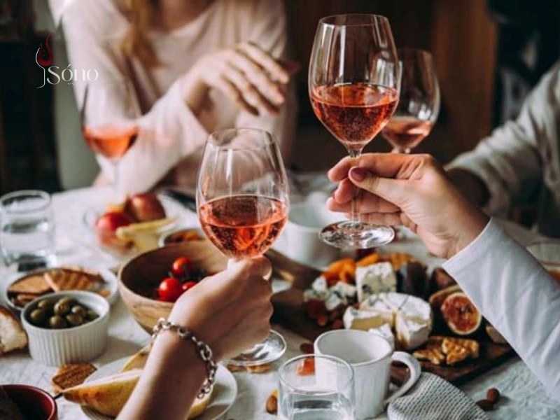 Các món nên ăn khi uống rượu vang hồng