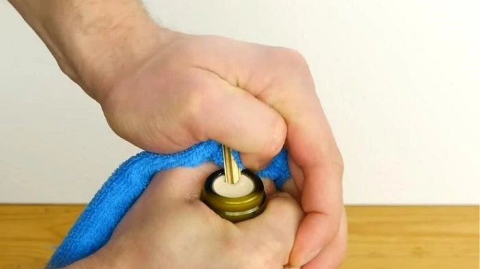 Cách khui rượu vang không cần đồ khui với chìa khóa