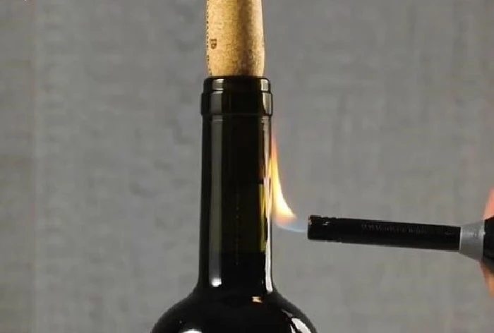 Cách khui rượu vang không cần đồ khui với lửa