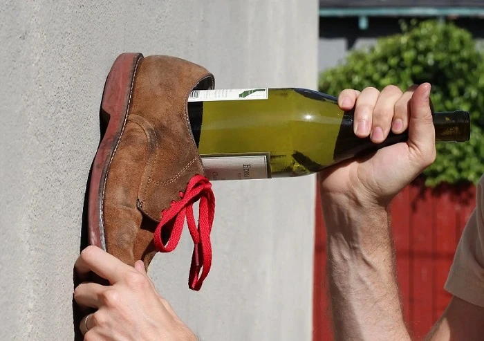 Cách mở rượu vang không cần đồ khui với đế giày