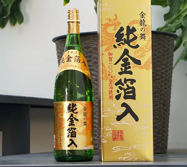 Cách sản xuất rượu sake vảy vàng Nhật Bản