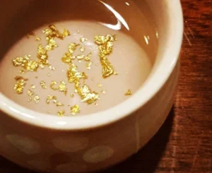 Giải đáp thắc mắc rượu sake vảy vàng Nhật Bản là gì