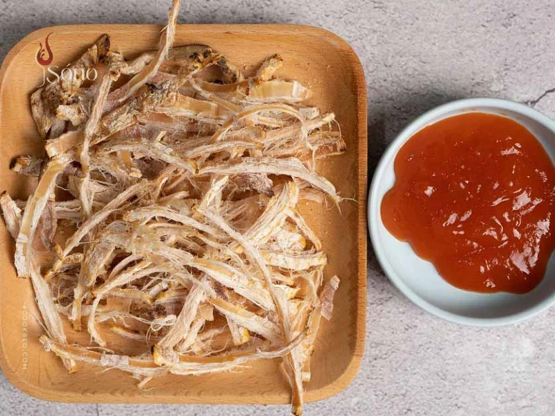 Rượu sake Honjozo kết hợp với khô mực xé tạo nên sự cân bằng tuyệt vời