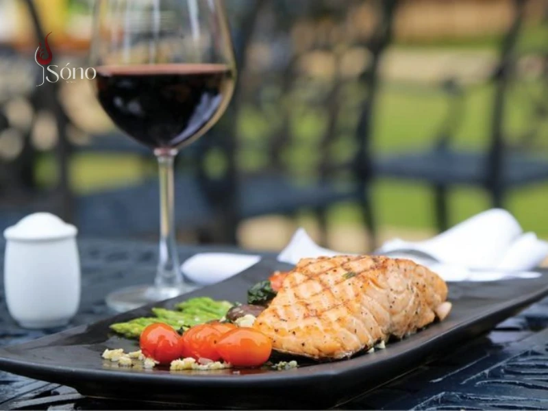 Rượu vang đỏ ăn với cá hồi nướng