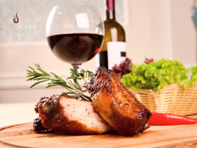 Rượu vang đỏ kết hợp lý tưởng với các món giàu đạm