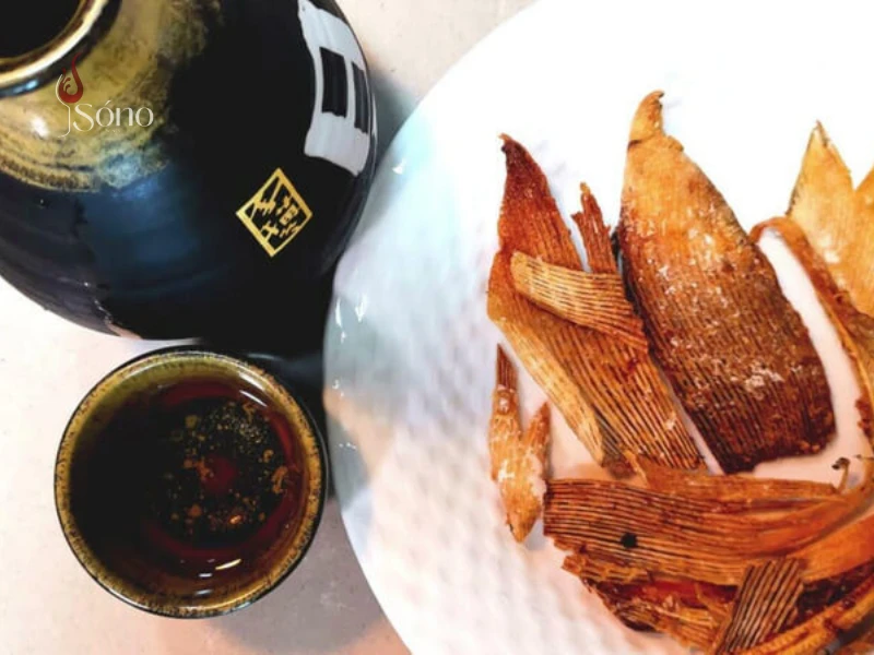 Vây cá đuối khô kết hợp với rượu sake tạo nên một trải nghiệm thú vị