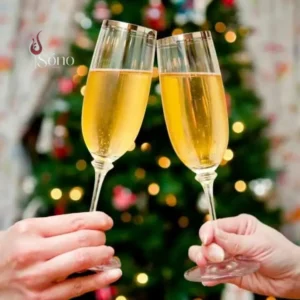 Các lưu ý khi cầm và thưởng thức ly rượu vang