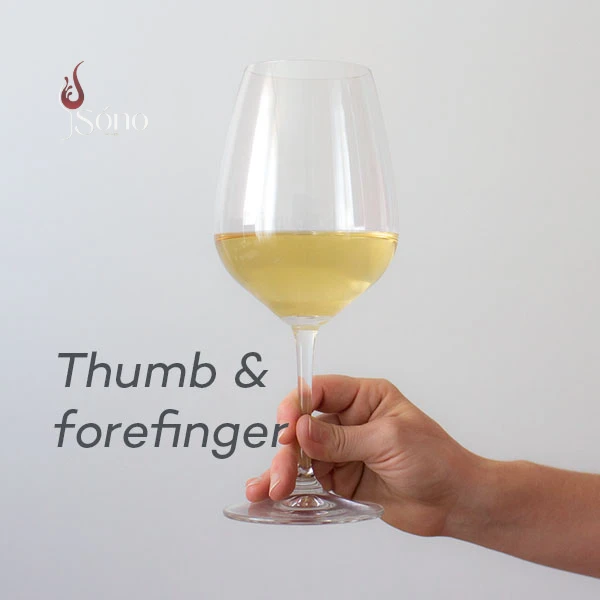 Cách cầm phần dưới chân ly rượu với ngón cái, ngón trỏ và ngón giữa