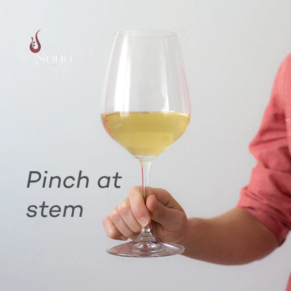 Cách cầm phần dưới chân lý rượu với ngón cái và ngón trỏ