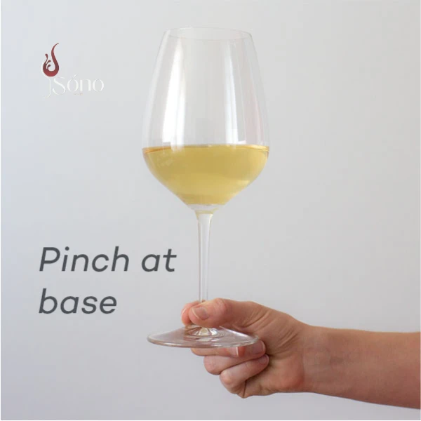 Cách cầm vào điểm giao giữa phần chân ly rượu và phần đế