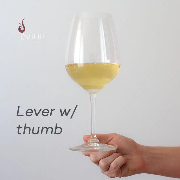 Cách cầm vào phần đế ly rượu vang