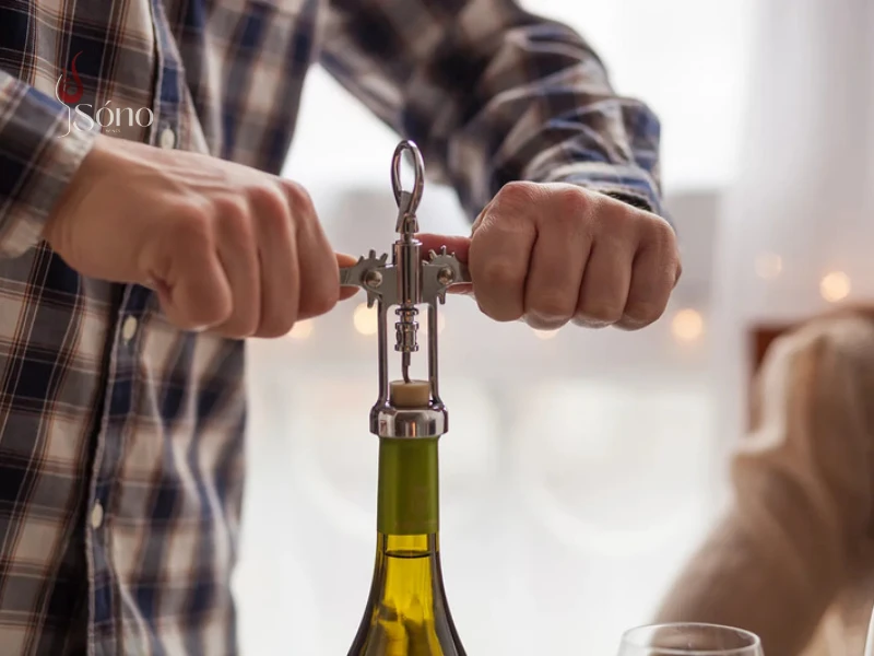 Đồ khui rượu vang giúp mở chai rượu vang một cách nhẹ nhàng, tinh tế