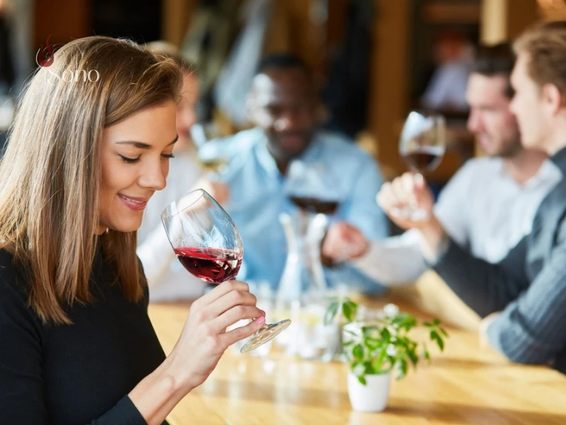 Giao tiếp trong khi uống rượu vang để hơi cồn thoát ra bên ngoài