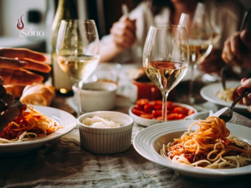 Một số món không nên ăn khi uống rượu vang trắng