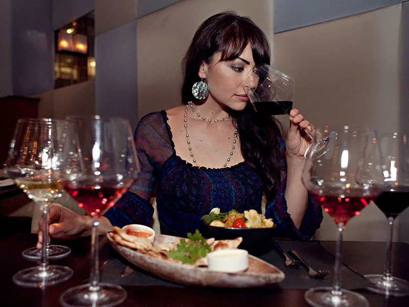 Rượu vang có tác dụng giúp chị em phụ nữ ăn ngon miệng