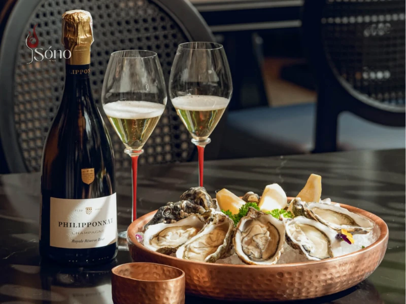 Uống rượu vang sủi khi ăn hải sản như hàu sống