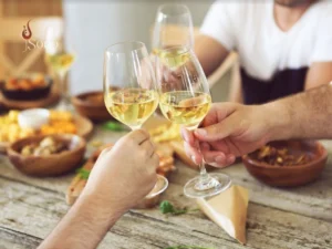 Uống rượu vang trắng ăn với gì? Bí kíp kết hợp hoàn hảo cho bữa tiệc