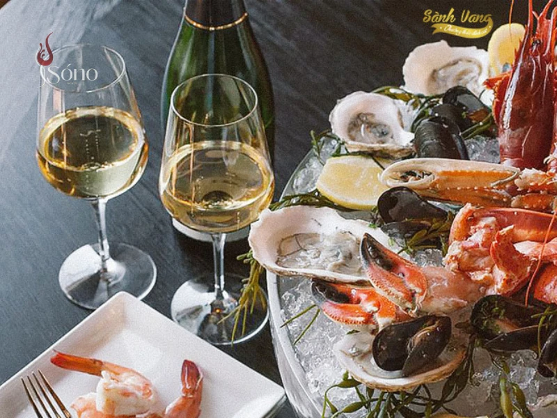 Uống rượu vang trắng khi ăn hải sản tươi sống