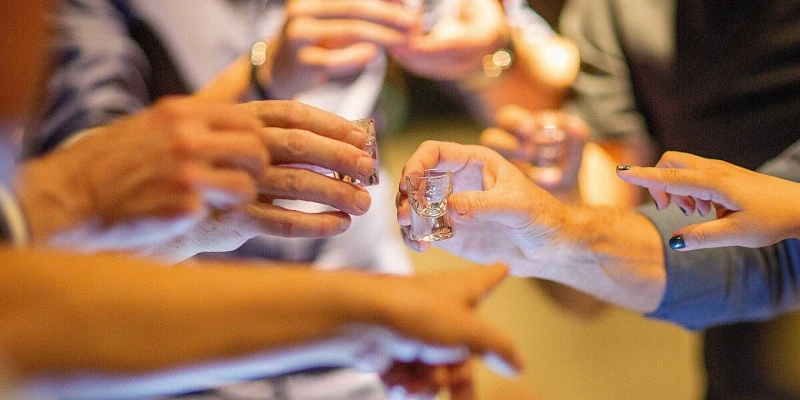 Cách mời rượu người lớn tuổi hoặc có địa vị cao hơn