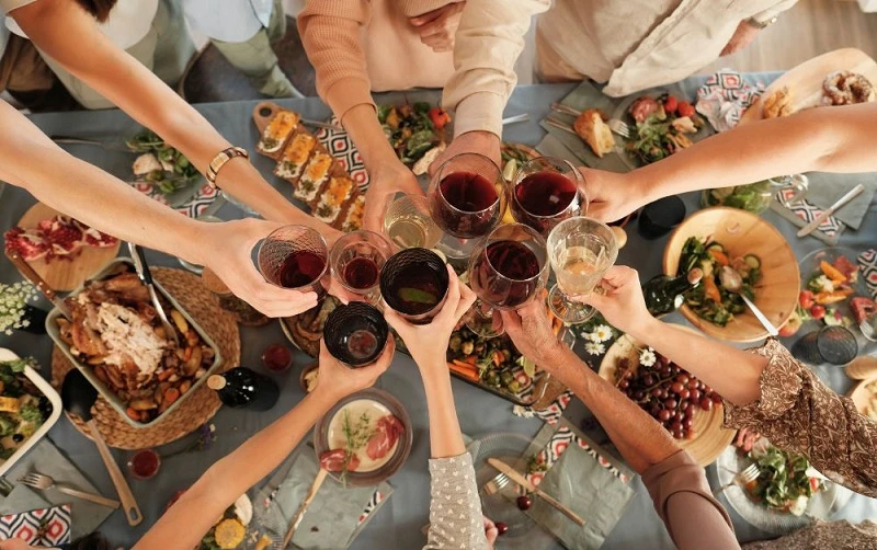 Cách mời rượu tại bữa cơm gia đình thân mật