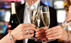 Tìm hiểu cách mời rượu tiếp khách trên bàn tiệc trong mọi tình huống