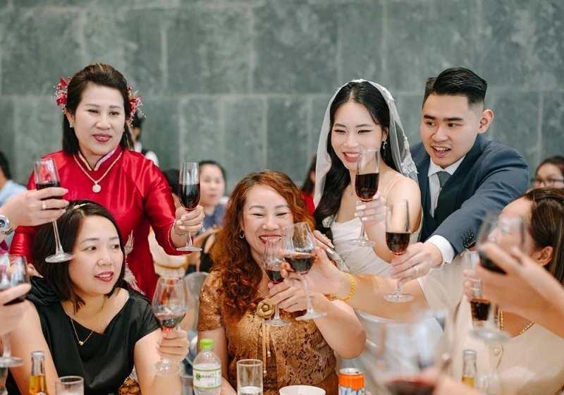 Cách mời rượu tiếp khách trong các bữa tiệc mừng