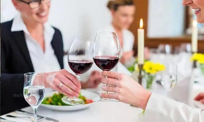 Chú ý lời mời rượu ngắn gọn, lịch sự