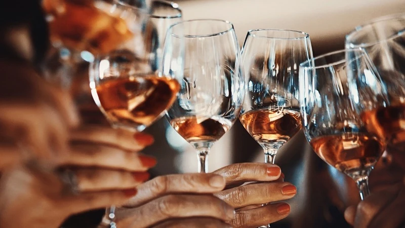 Gợi ý các lời mời rượu tiếp khách ngắn gọn, lịch sự cho từng đối tượng