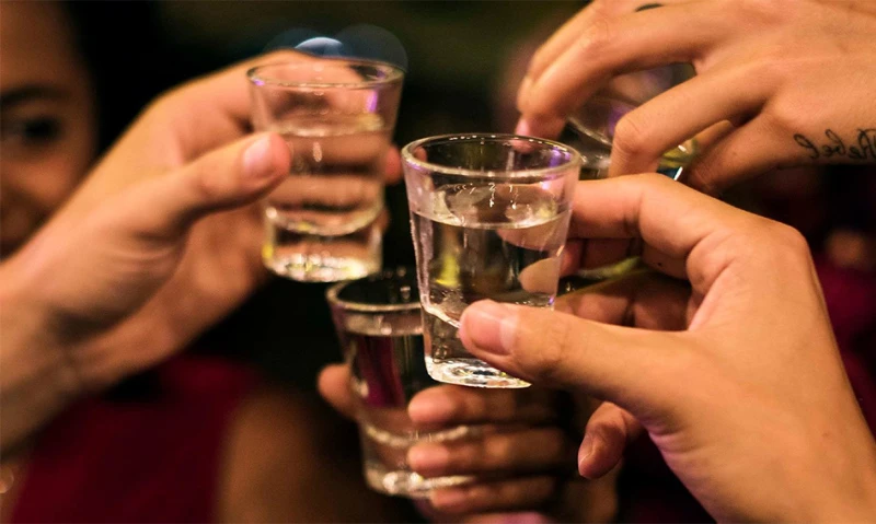 Hiểu về văn hóa mời rượu trên bàn tiệc của người Việt Nam